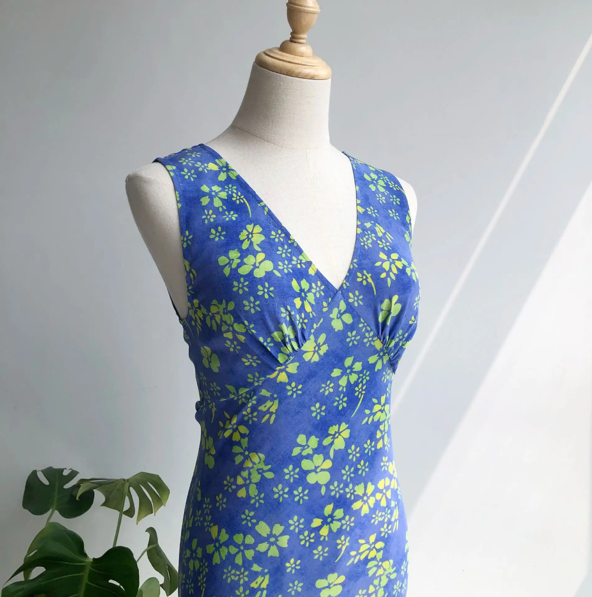 Niebieska Letnia · Francuski Retro Nadruk Seksowna Sukienka Bez Rękawów z Jedwabiu z Głębokim Dekoltem w Serek i Asymetrycznym Krojem, Niebieska Sukienka Wakacyjna Bez Rękawów w Kwiaty