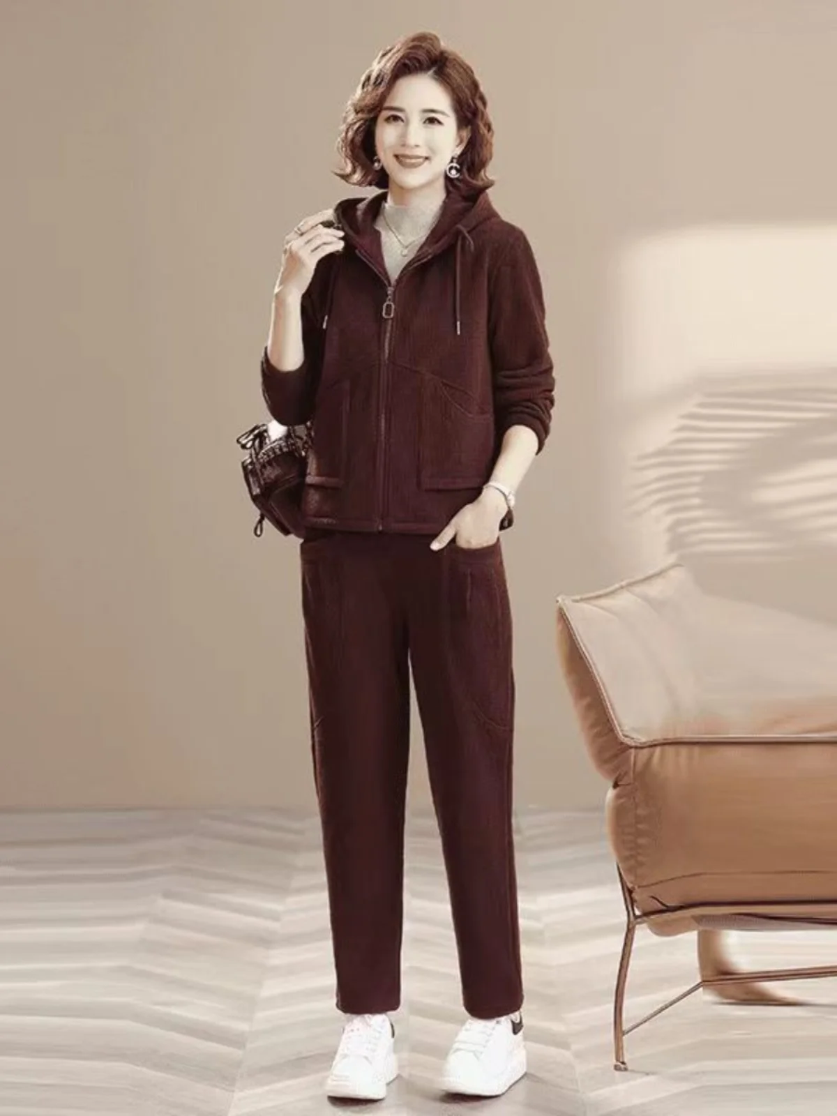 ชุดเซ็ทลำลองสองชิ้นสำหรับผู้หญิง ผ้าลูกฟูก สำหรับฤดูใบไม้ร่วงและฤดูหนาว  แบบมีซับใน  เสื้อฮู้ดแขนยาว กางเกงขายาว  แฟชั่นสำหรับคุณแม่