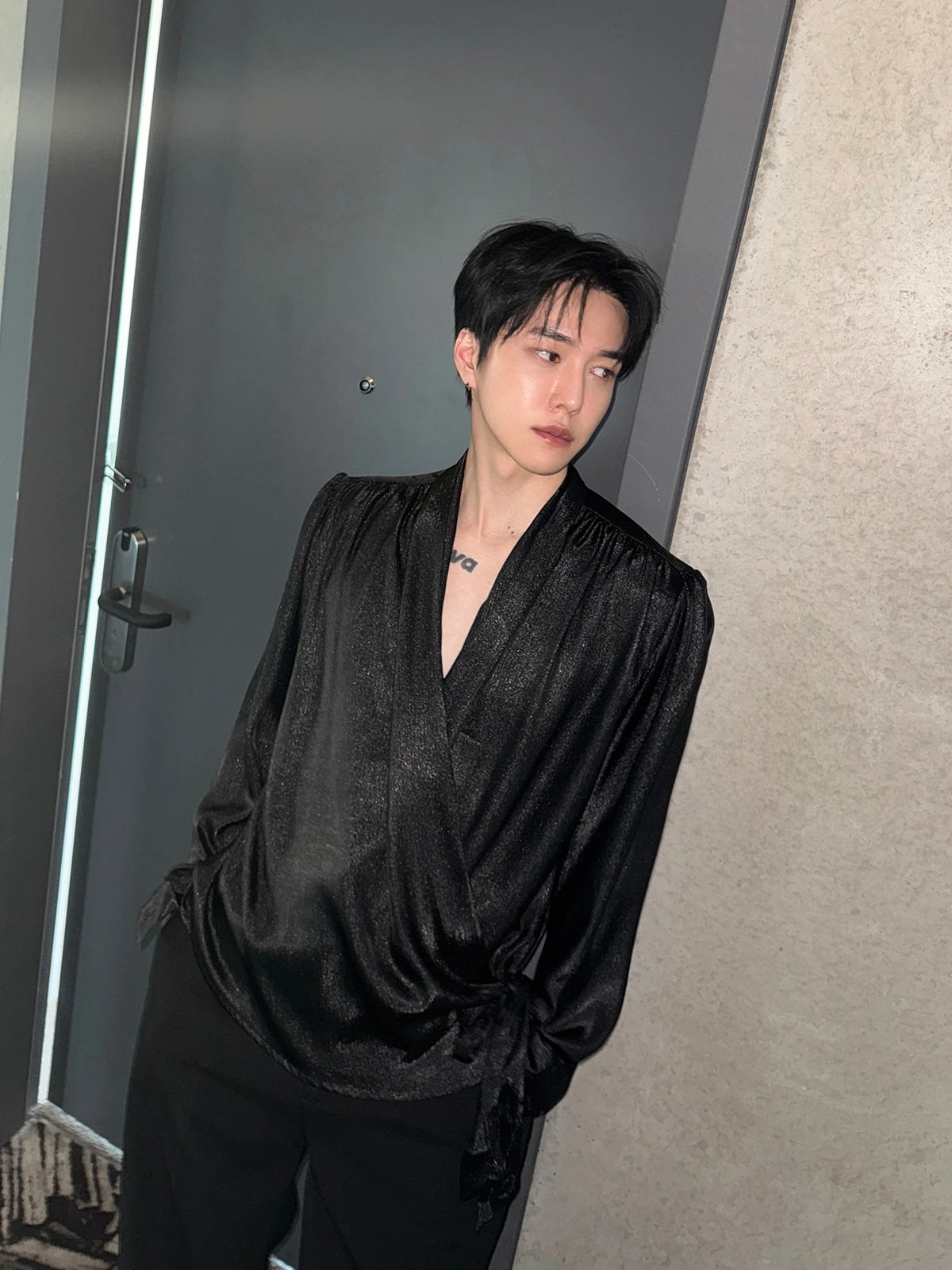 

Casual Korean Sle Men's Long Sve irt Satin V-Ne Design Sensation Spring Autumn Season Breathable Comfortable Skin-Fr...