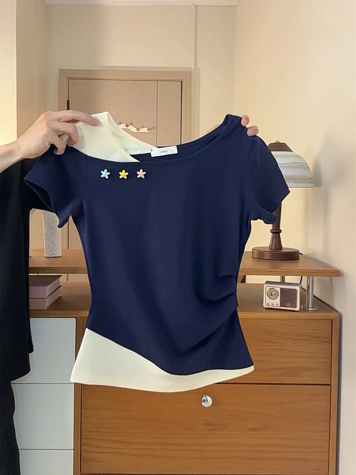 Elegant Color Block U-Neck Short Sleeve Women's T-Shirt Three-Dimensional Star Decoration Sweet Style Gathered Waist Short Le...