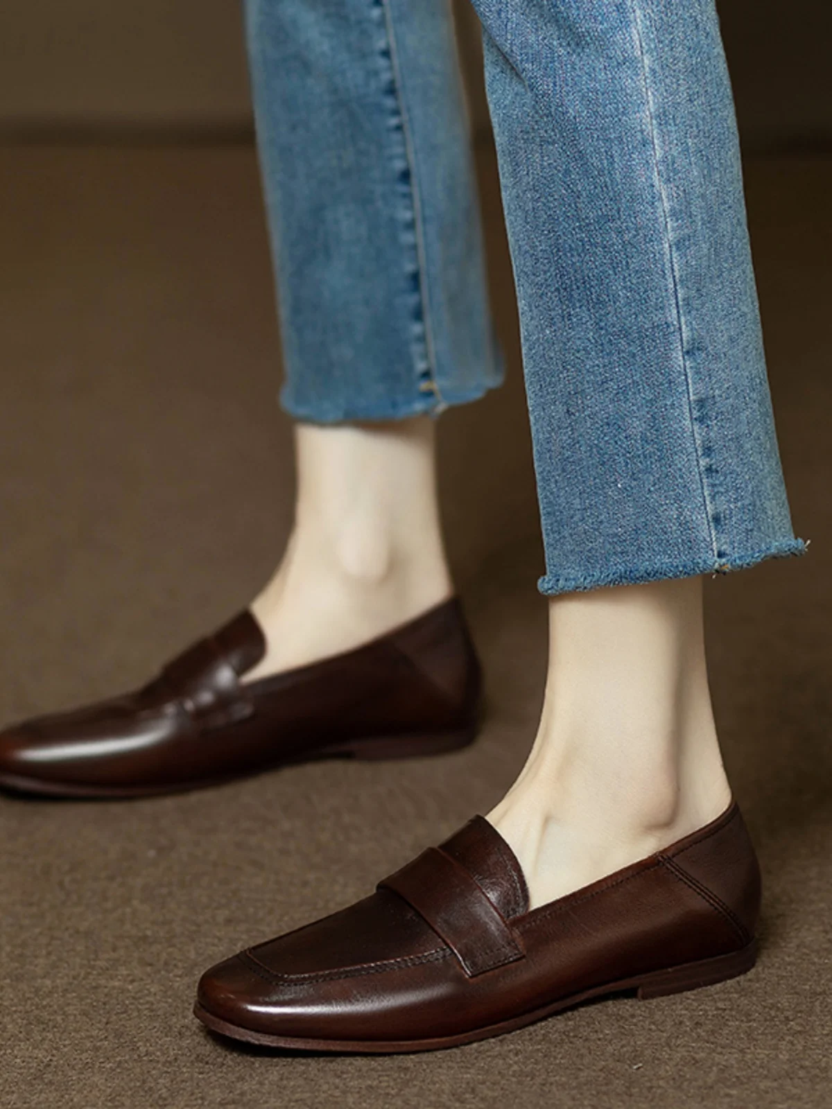 

Retro Flats Women's Leather Square Head Low Heel Slip-On oes Briti Sle Plain Bot Single oes Faionable And Ele