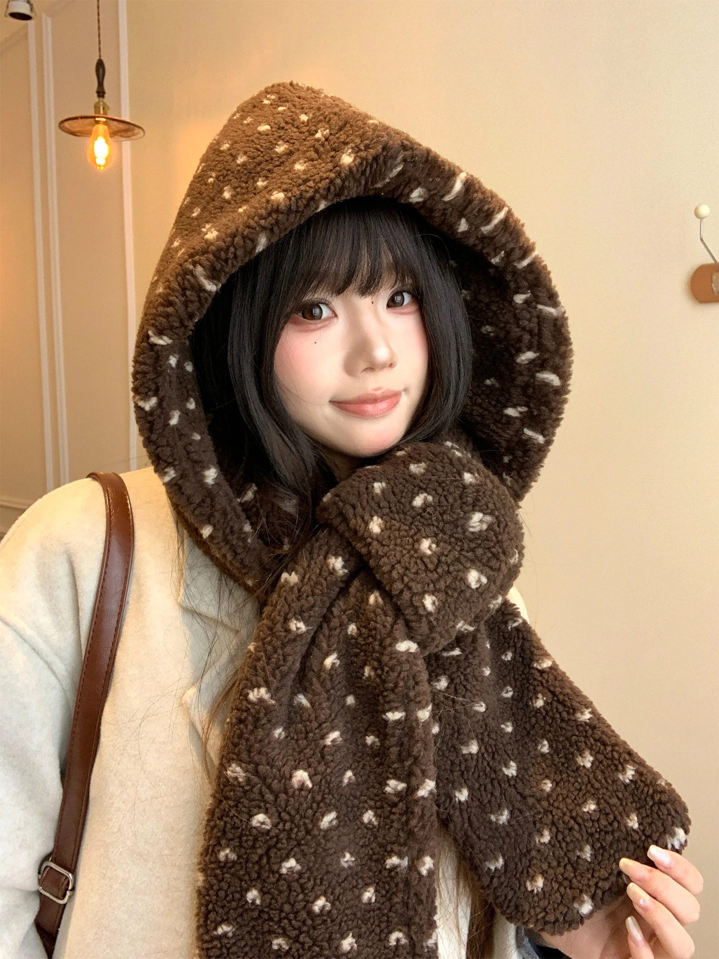 韓国ブラウンポルカドットラムファーハットスカーフセット女性の冬厚く暖かいスタイリッシュなフード付きネックウォーマー学生ファッションアクセサリー