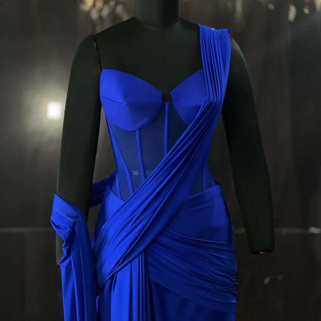 فستان بيلا مخصص باللون الأزرق الملكي بكتف واحد للحفلات الراقصة ورقبة على شكل قلب وثنيات ذيل بقصة ضيقة فساتين الحفلات بطول الأرض أنيقة 2025