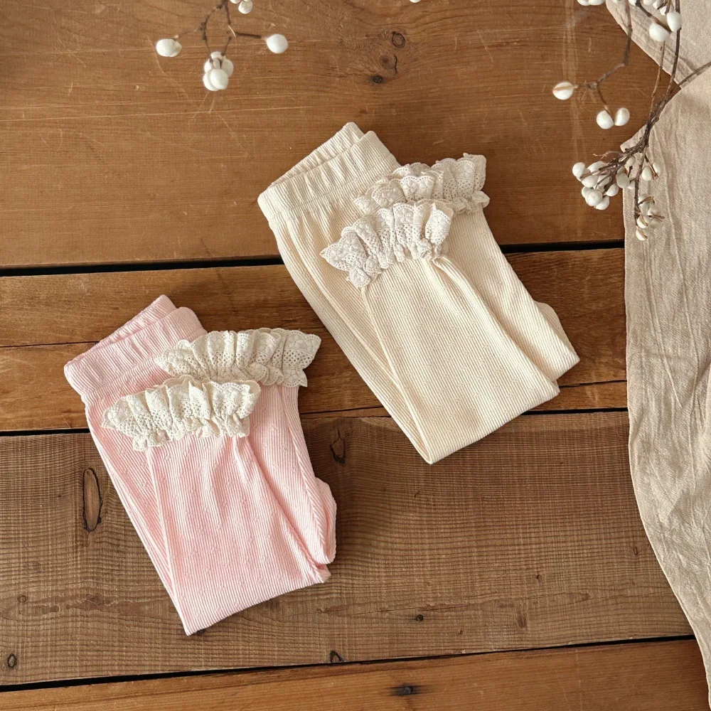 Sommer-Kinderkleidung: Schmal geschnittene Baumwollhosen für Mädchen mit Spitzenbesatz und feinen Noppenmuster – Hohle Pflaumenblüten-Hose – Detail 3
