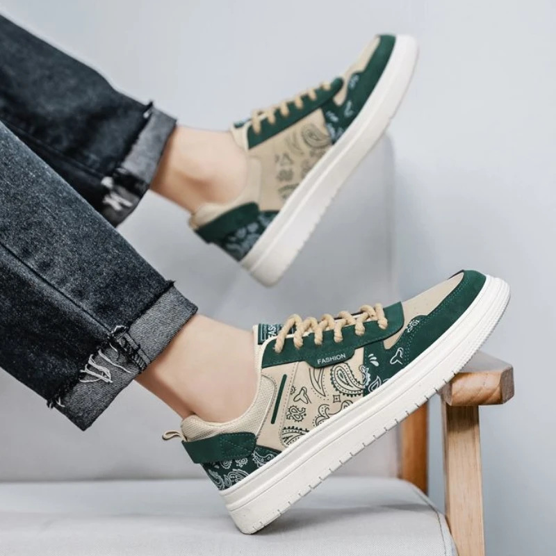 

Повседневная обувь для мужчин в этническом стиле. Цветные массивные кроссовки с круглым носком. Тренд 202. Элегантная обувь для мужчин.