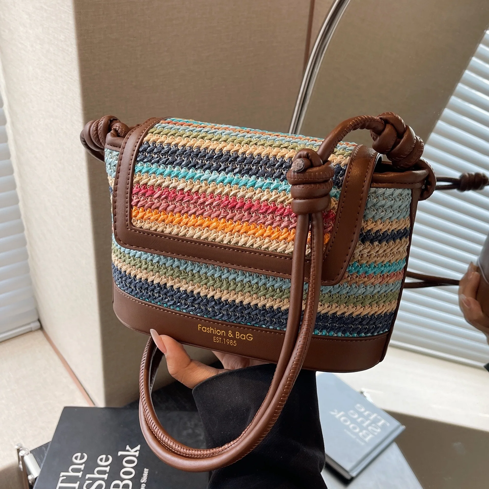 

Korean Niche Armpit Women's 2025 New Trendy Fashion Contrasting Bag Versatile Crossbody Straw Woven Water Bucket