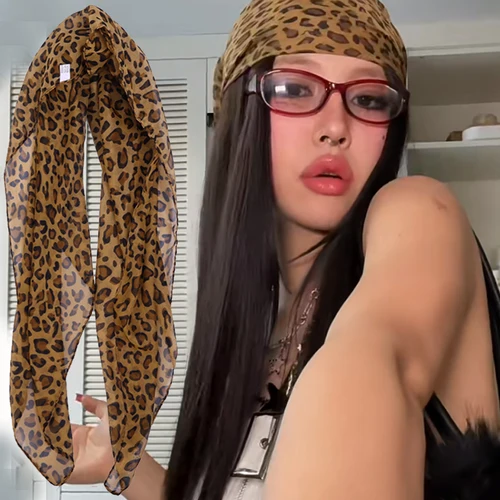 Imagen 2 del producto Pañuelo Retro de leopardo Y2K para mujer y niña, pañuelo para la cabeza cómodo de alta calidad, bufanda de fiesta versátil y cálida, accesorio exquisito