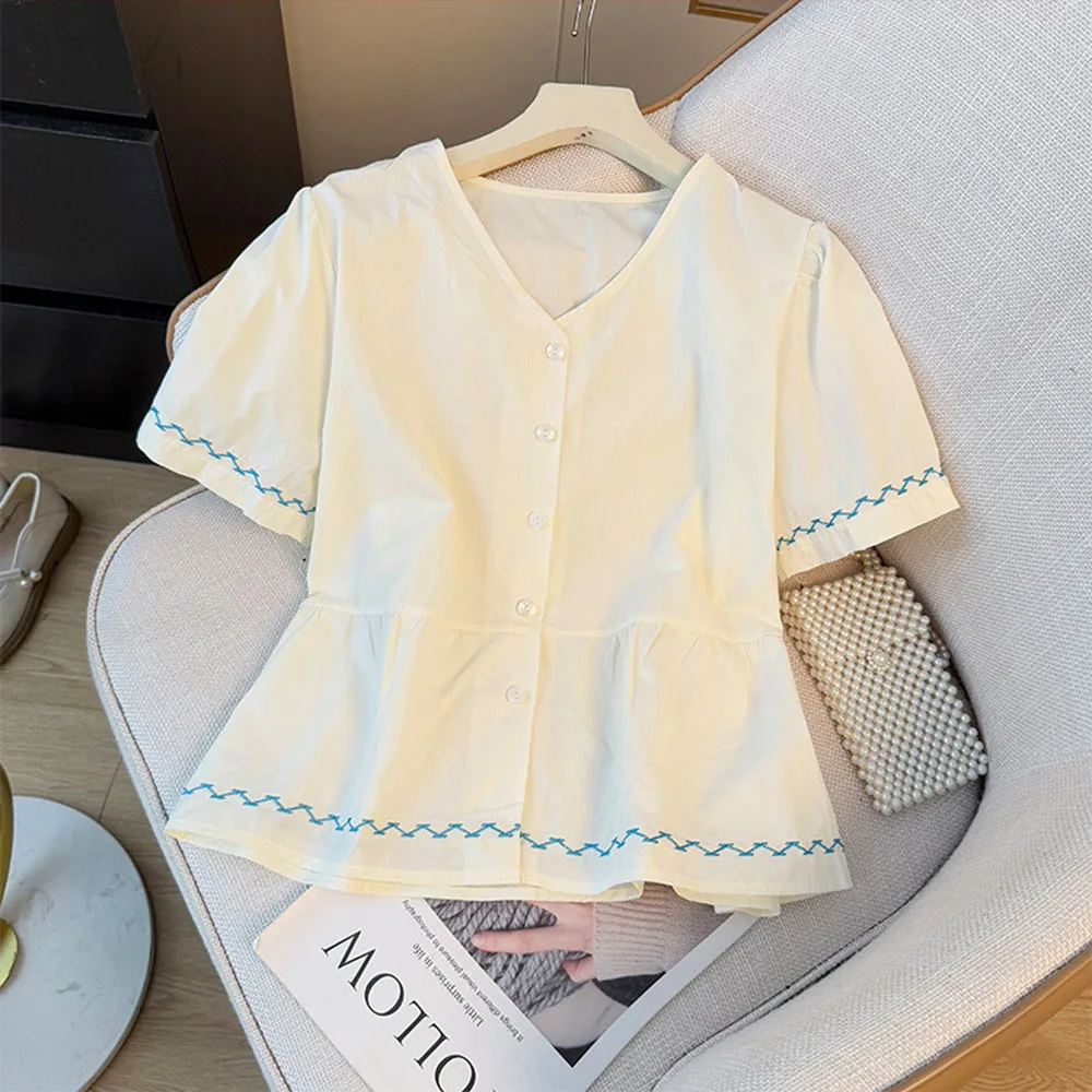 

Новая летняя женская футболка свободного кроя с вышивкой, цветными блоками, однотонная, с V-образным вырезом и одной пуговицей