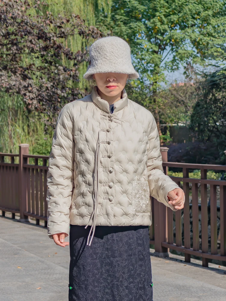 

Новая зимняя женская легкая повседневная куртка-пуховик с вышивкой, воротником-стойкой и наполнителем из 90% белого утиного пуха в китайском стиле