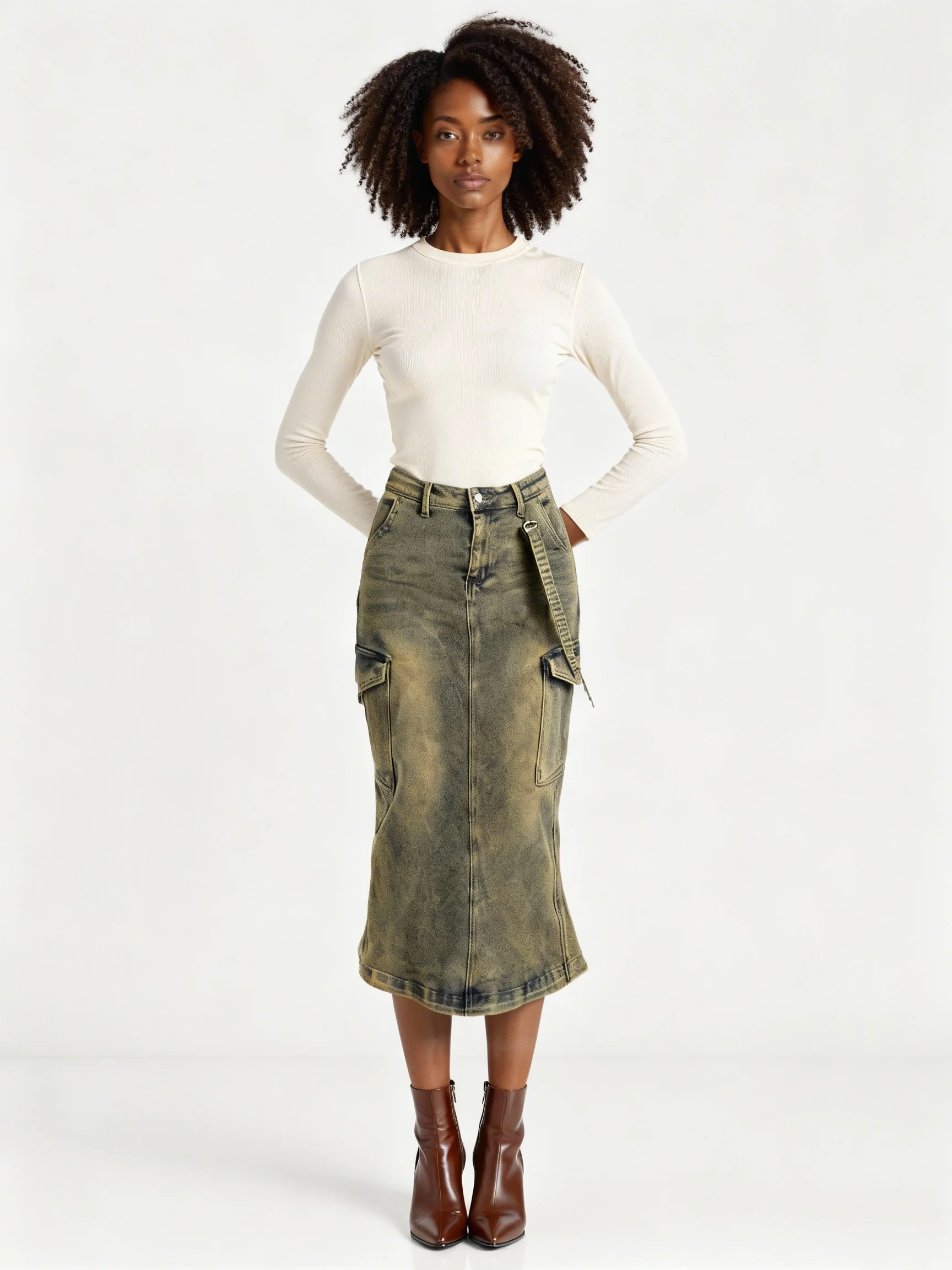 Damska spódnica midi cargo z denimu vintage, sprany, z wysokim stanem, o prostym kroju, streetwearowa, z kieszeniami typu utility, codzienna moda, element do stylizacji.