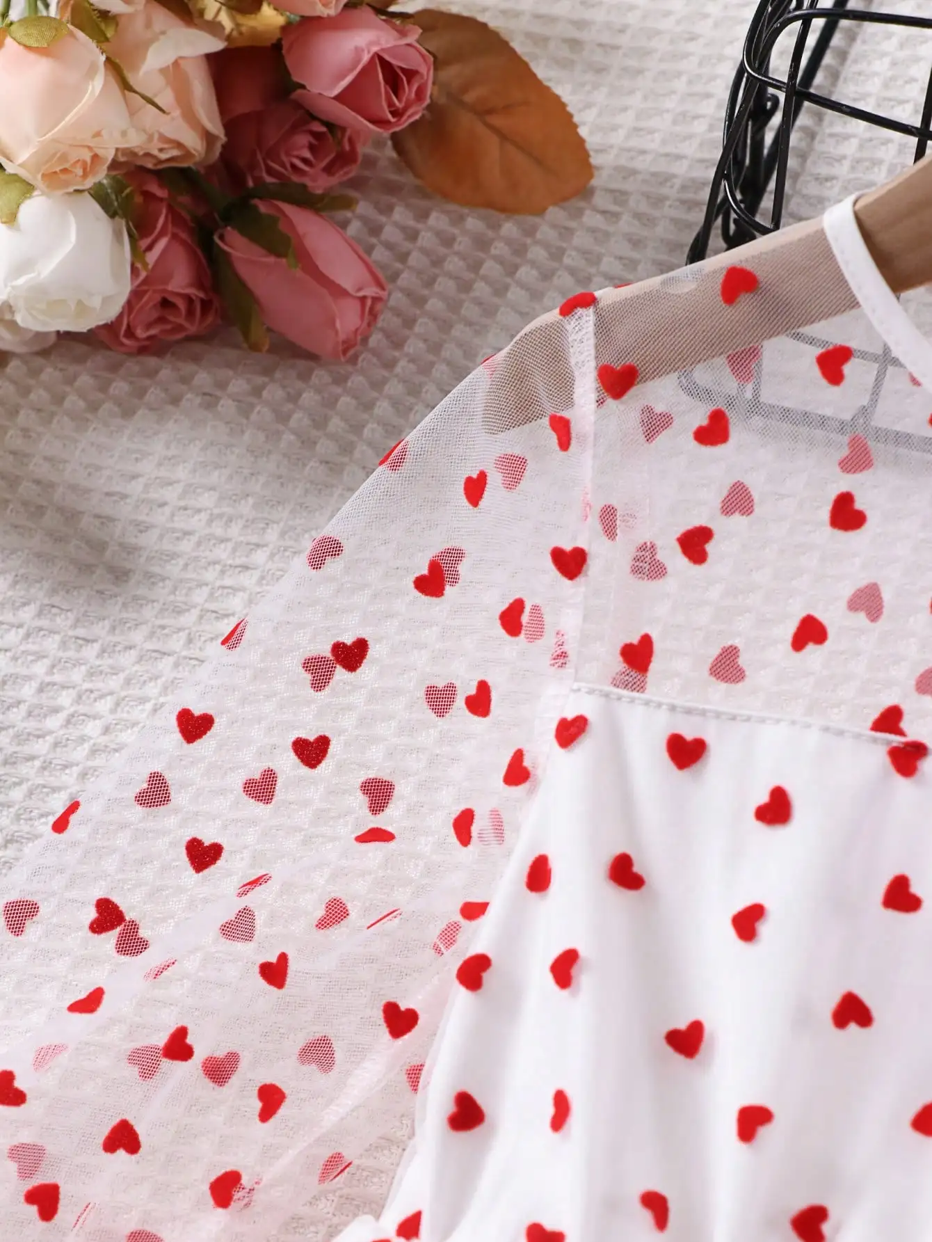 Lässiges, elegantes und bequemes zweilagiges langärmeliges Faltenrockkleid für Kinder mit Trompetenmuster. – Detail 7
