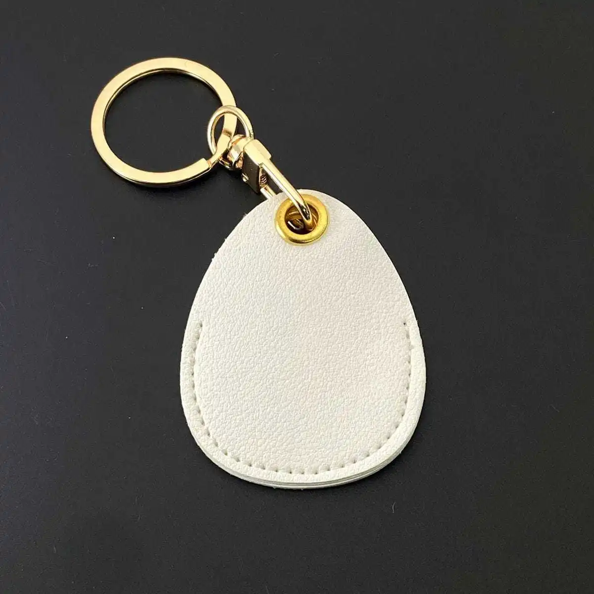 Einfarbiger Maßgefertigter Tropfenförmiger Leder-Autoschlüsselanhänger Taschen-Schlüsselring Minimalistischer Modischer Anhänger für Männer und Frauen Dekorativer Geschenkanhänger – Detail 4