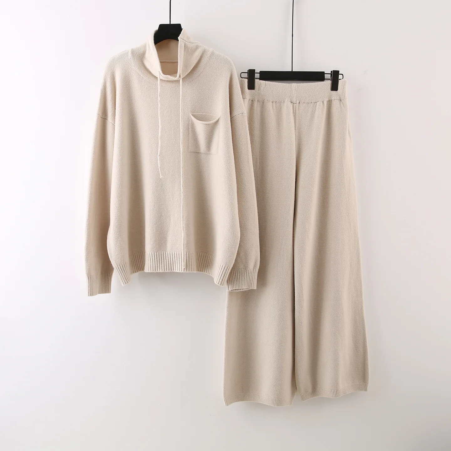 ชุดเซ็ตสองชิ้น เสื้อไหมพรมคอตั้งสำหรับสุภาพสตรีทำงาน รุ่นใหม่ประจำฤดูใบไม้ร่วงและฤดูหนาว พร้อมกางเกงขายาวทรงกว้างเนื้อหนา