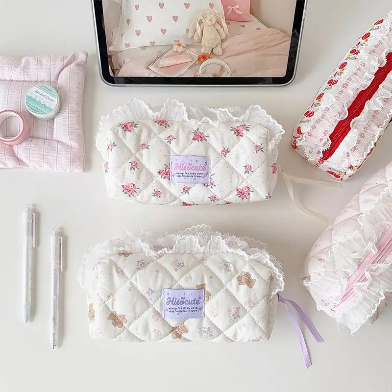 Niedliche, mit Spitze verzierte, gesteppte Kosmetiktasche mit großem Fassungsvermögen und hübschen Blumenmuster, ideal für die tägliche Aufbewahrung von Make-up, für Reisen und den Schulgebrauch. – Detail 8