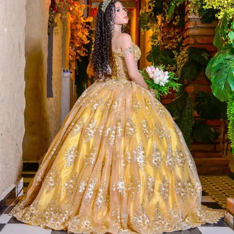 Maßgeschneiderte glänzende goldene Quinceanera-Kleider aus der Schulter, Kristall-Pailletten-Applikation, langer Schwanz, Tüll, Vestido 15, Quinceanera