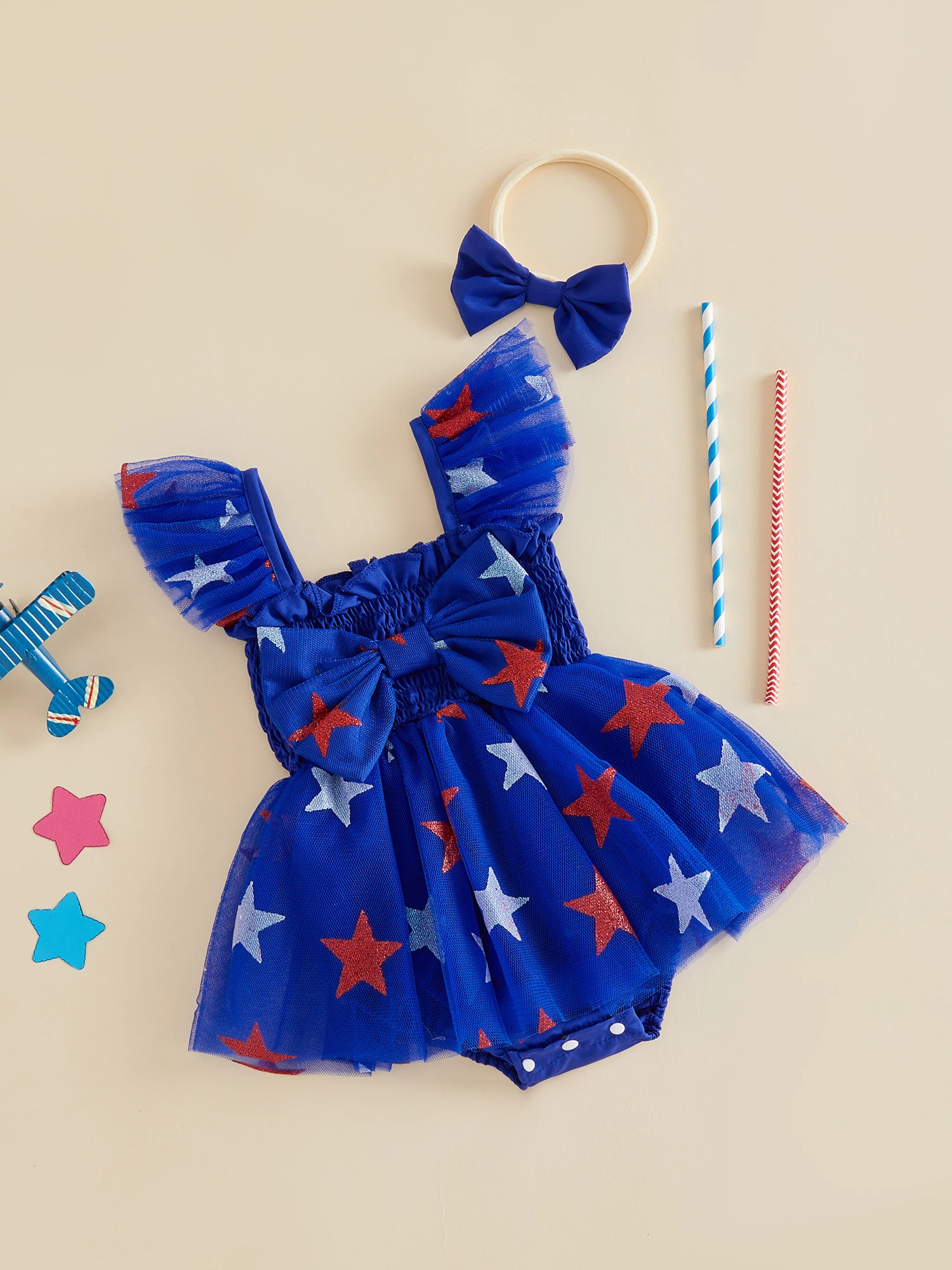 

Милый комплект для маленьких девочек на День независимости: сетчатый комбинезон-платье с принтом звезд, рукавами-крылышками и квадратным вырезом, в комплекте с повязкой на голову с бантом.