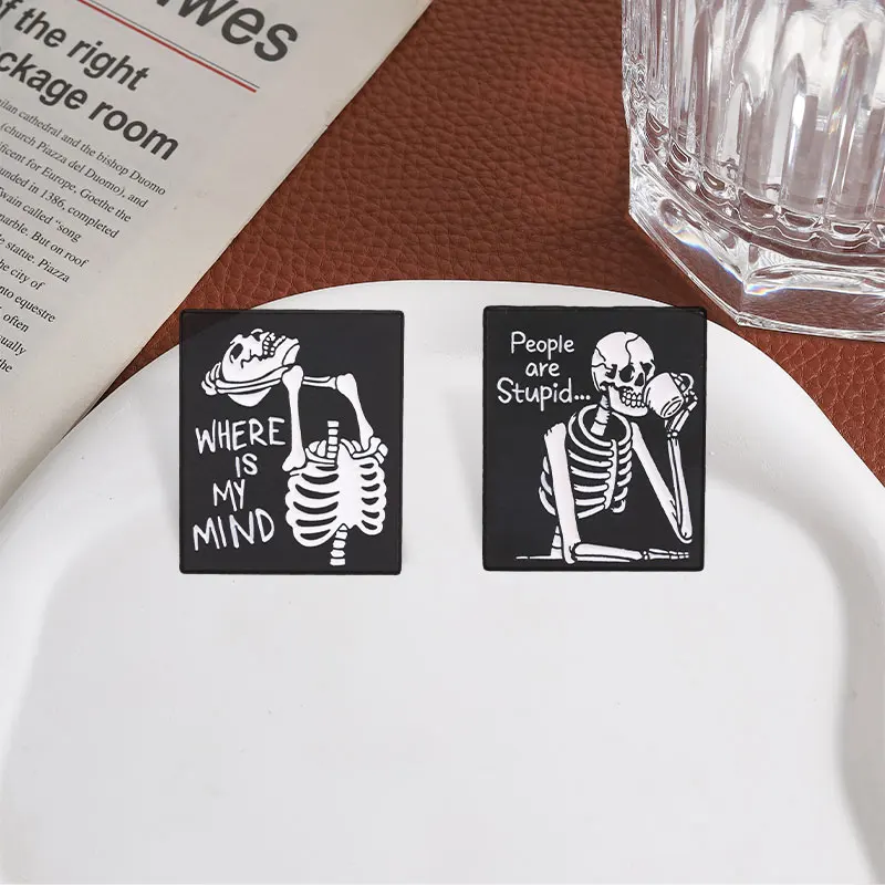 Die Leute sind dumm, wo ist mein Verstand? Skelett-Abzeichen Emaille-Pin, dunkler Humor, Halloween-Skelett-Broschen, Taschen-Revers-Abzeichen, Schmuckgeschenk. – Detail 5