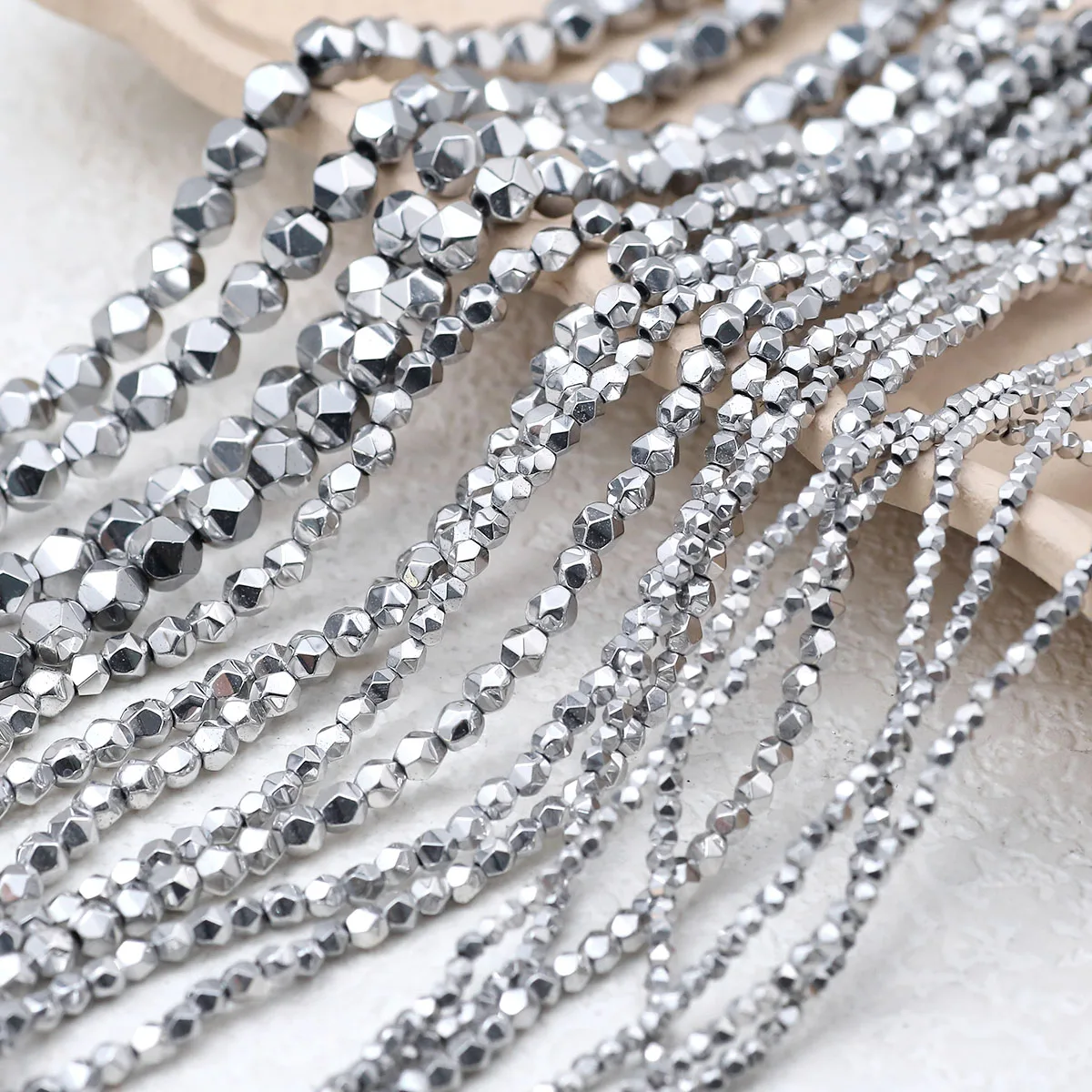 2-6mm Vergoldete Natürliche Hämatit Neue Cut Winkel Perle Weiß Goldene Spacer Lose Perlen Für Schmuck Machen armband DIY Zubehör