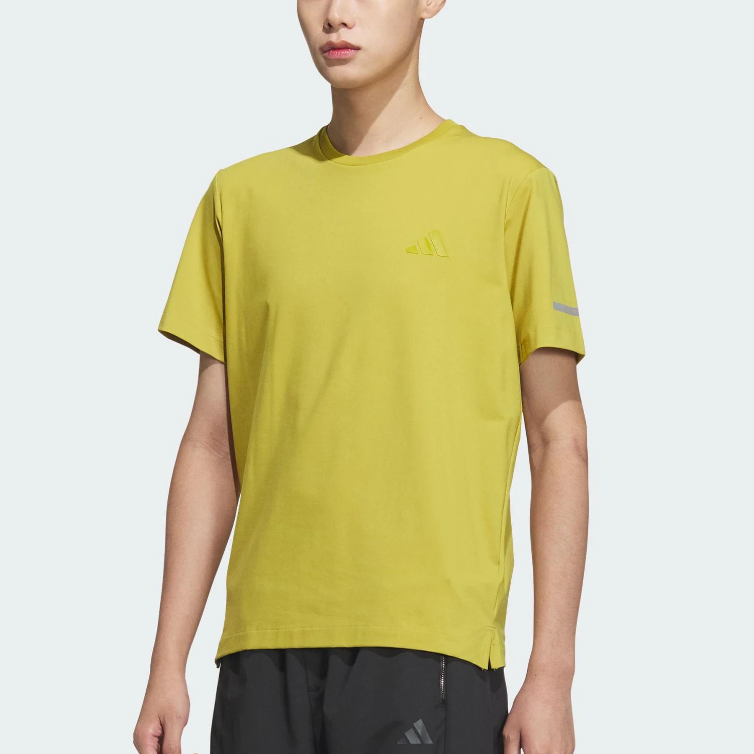 T-SHIRT originale Adidas T-shirt sportiva girocollo da uomo con spacco laterale JL6048