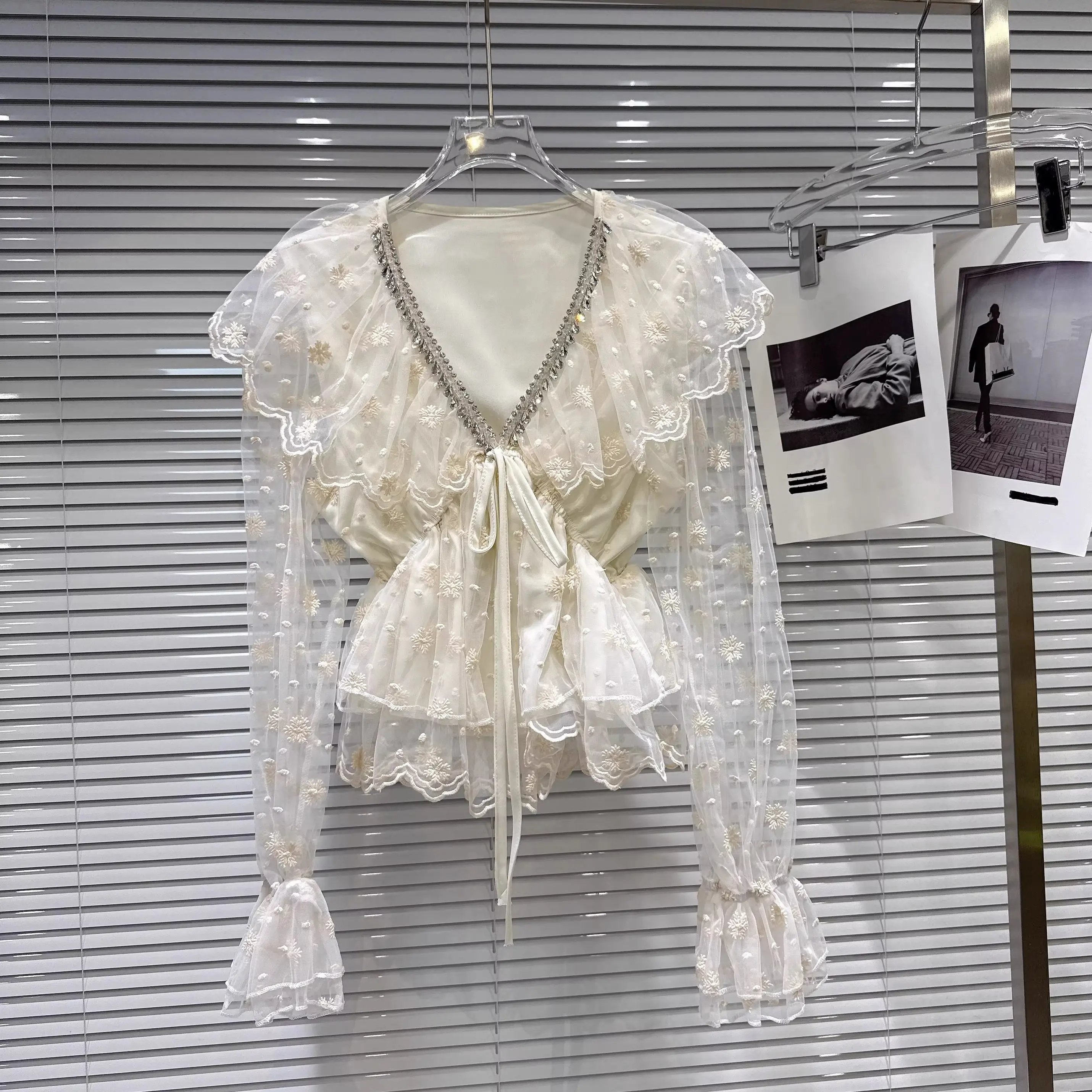 

Женская элегантная блузка с бриллиантами и v-образным вырезом, длинным рукавом и цветочным принтом, женская уличная одежда, тюлевая рубашка с оборками и рукавами-фонариками, тонкая талия, топ