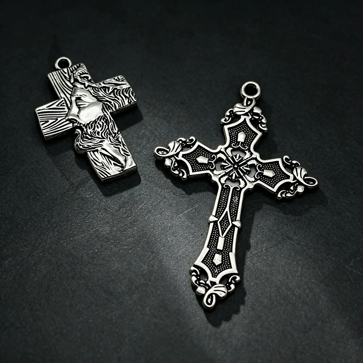8-Piece Set of Vintage Cross DIY Handmade Pendants, Featuring Carved Cross and Portrait Relief Cross Designs, Suitable for DIY Bracelets, Necklaces, Earrings, and Hanging Ornaments, as Well as Handmade Beaded Decoration Accessories