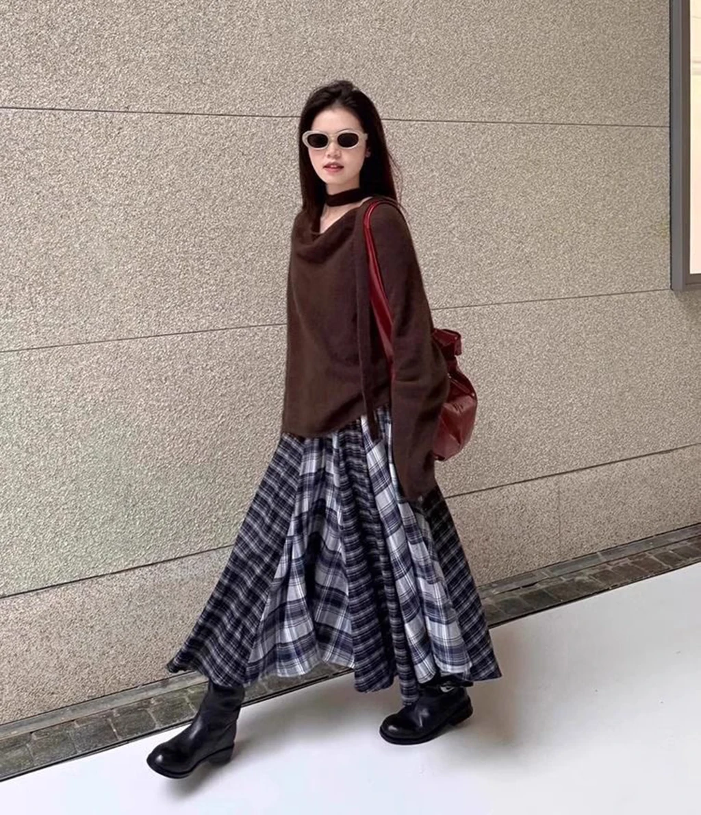 تنورة مربعات باللونين الأبيض والأسود على الطراز البريطاني 2025 تنورة جديدة عالية الخصر وتنحيف وواسعة التأرجح وتنورة MIDI متعددة الاستخدامات ورجعية