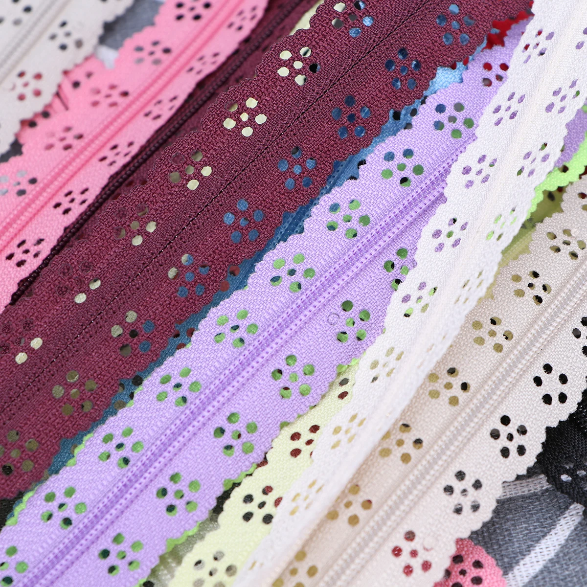 

20Pcs Lace Zipper Durable Nylon Metal Hollow Flower Decor Use for Clothing Sewing Skirts DIY Craft Zippers Lace Zipper