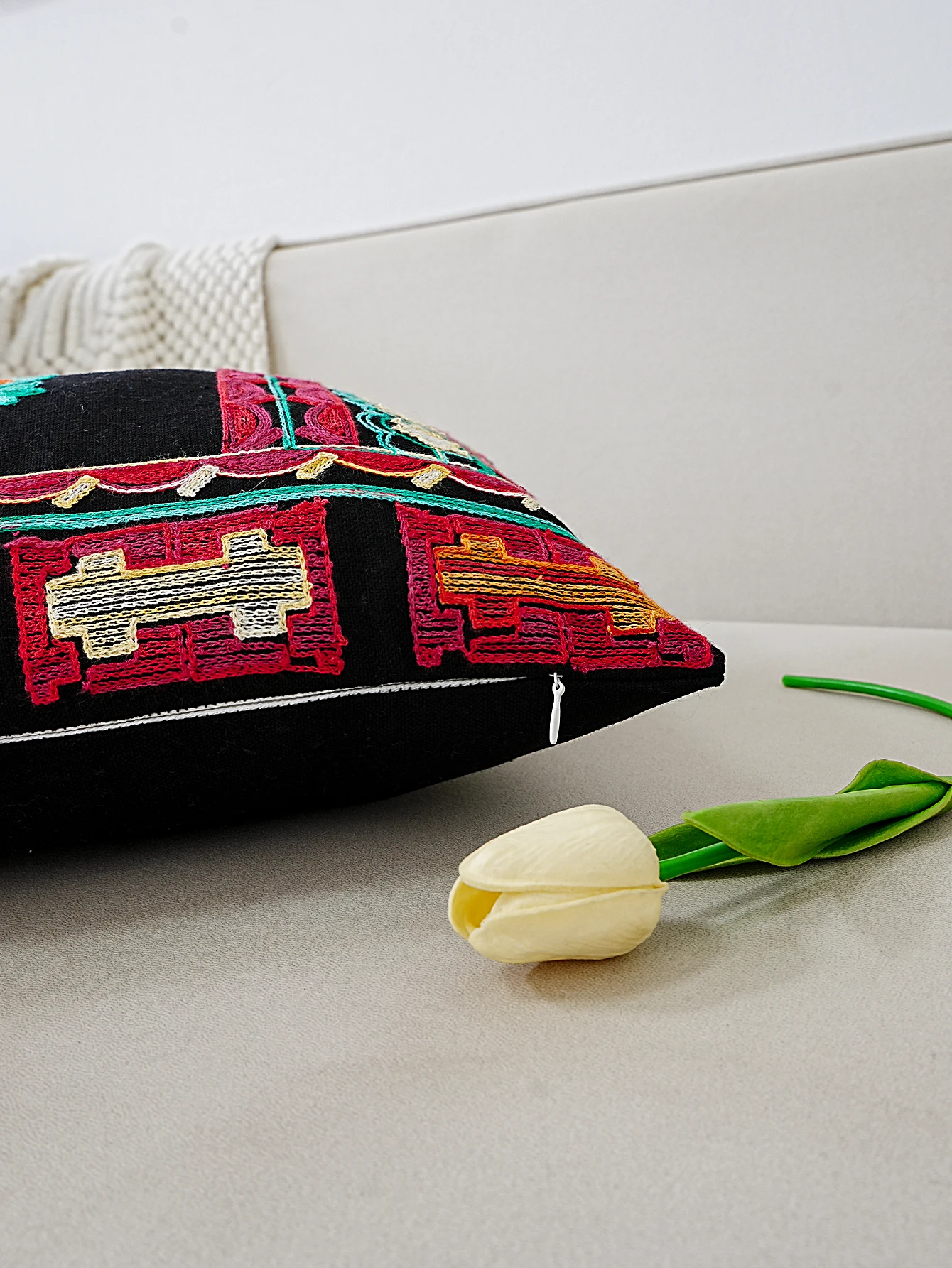 1pc, Halloween Themed Embroidered Pillowcase, Zipper Open And Closed, Machine Washable - Perfect For Interior Decorating