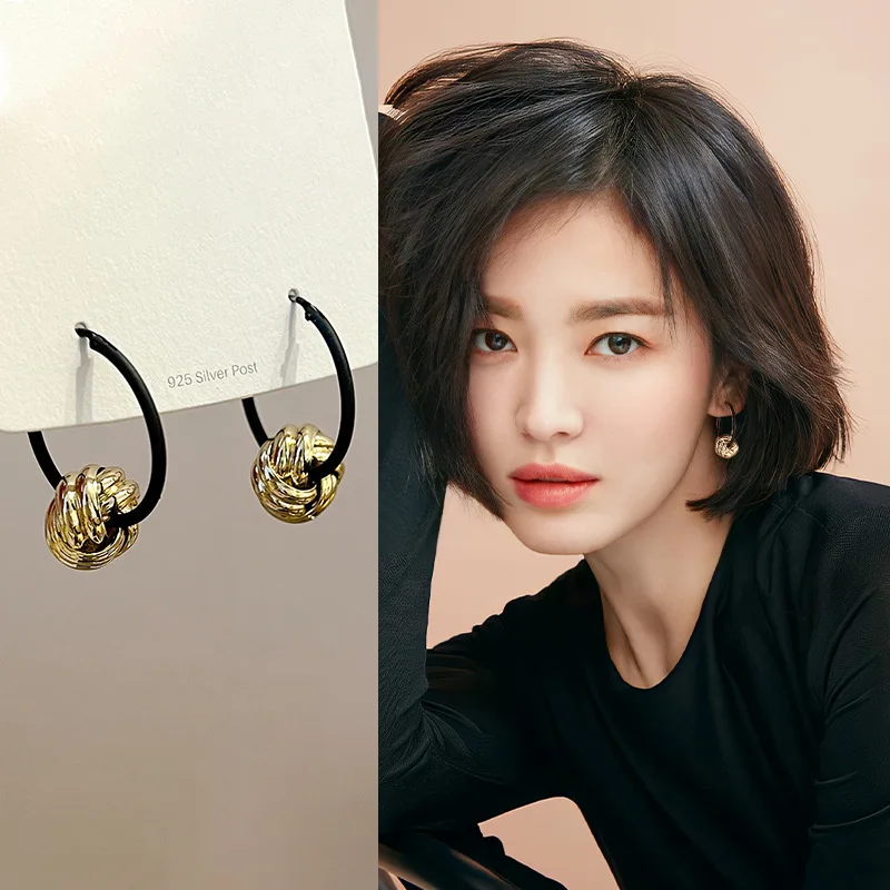 

Black retro Hong Kong style earrings for women in autumn and winter, niche design sense, high-end unique temperament earring