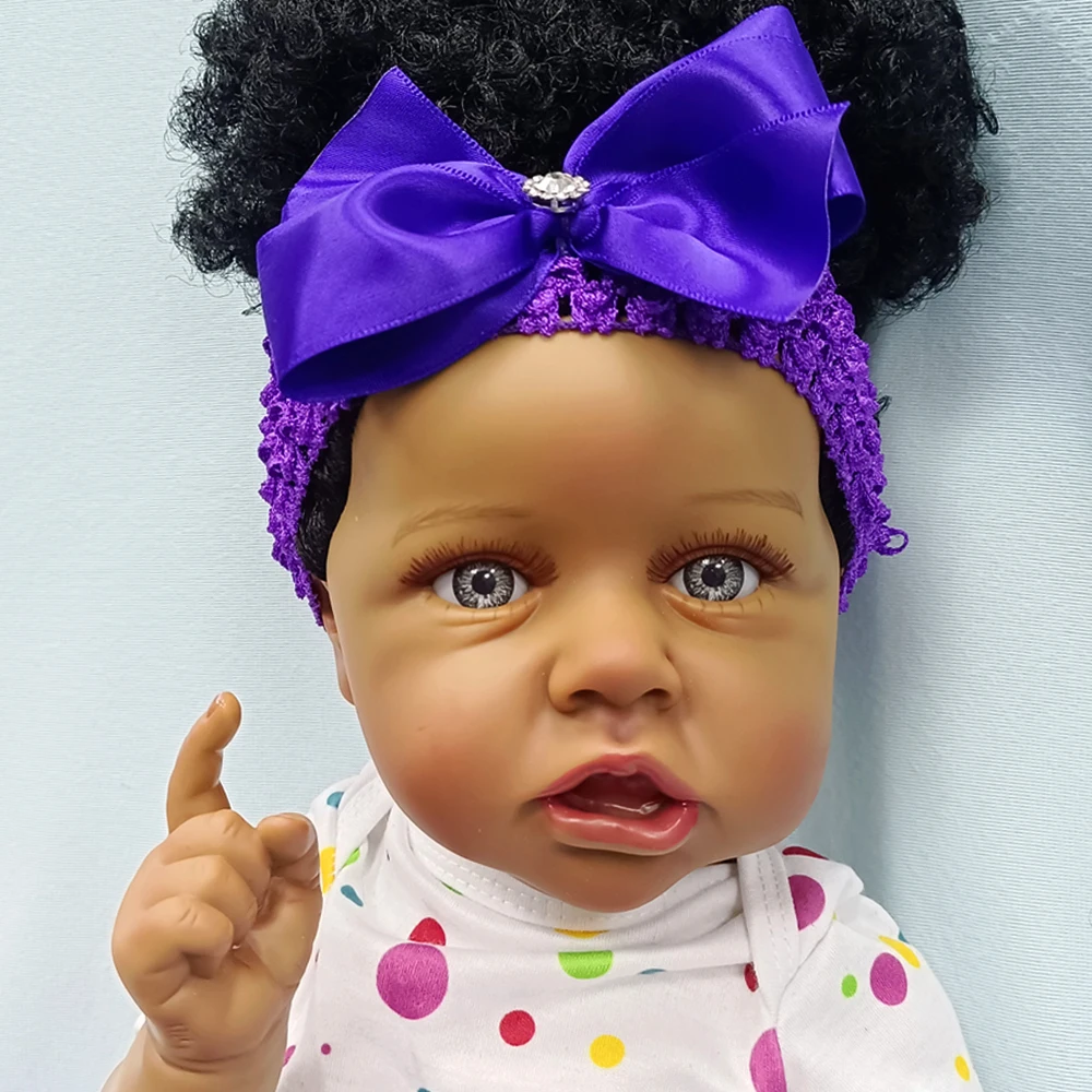 Brinquedo de boneca reborn de vinil preto de 22 polegadas, edição rara, vestido roxo, pele preta realista e características faciais, embalagem de caixa colorida