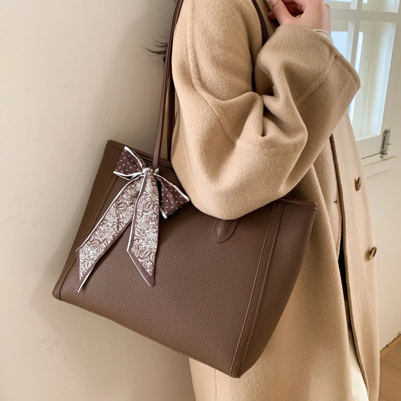

Ladies Tote Bag Made of Premium Leather Boasting High-End Paris Trendy Daily Look
