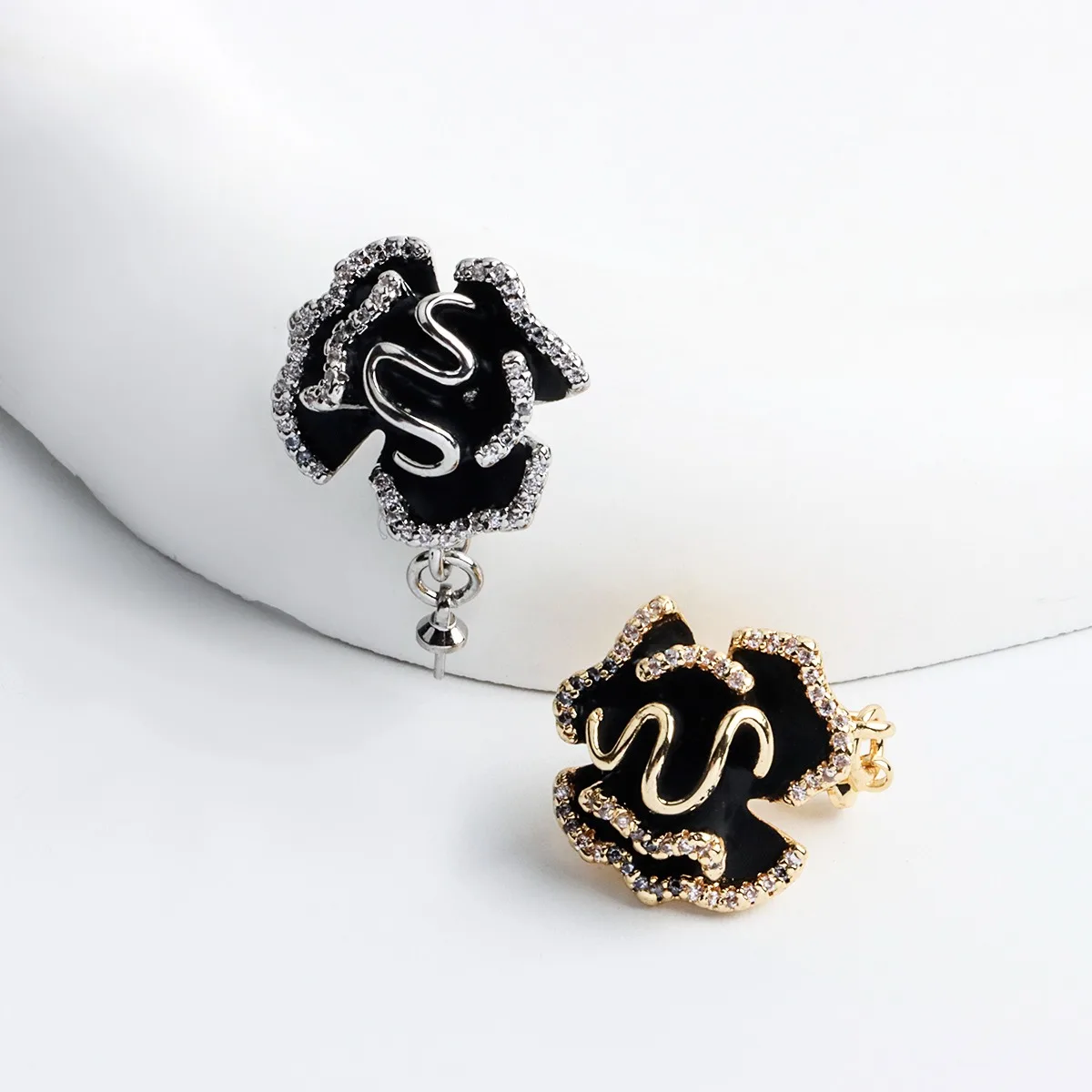 

14K Gold Plated Micro-inlaid Oil Dripping Black Three-dimensional Camellia Pendant, Universal Buckle DIY Accessories