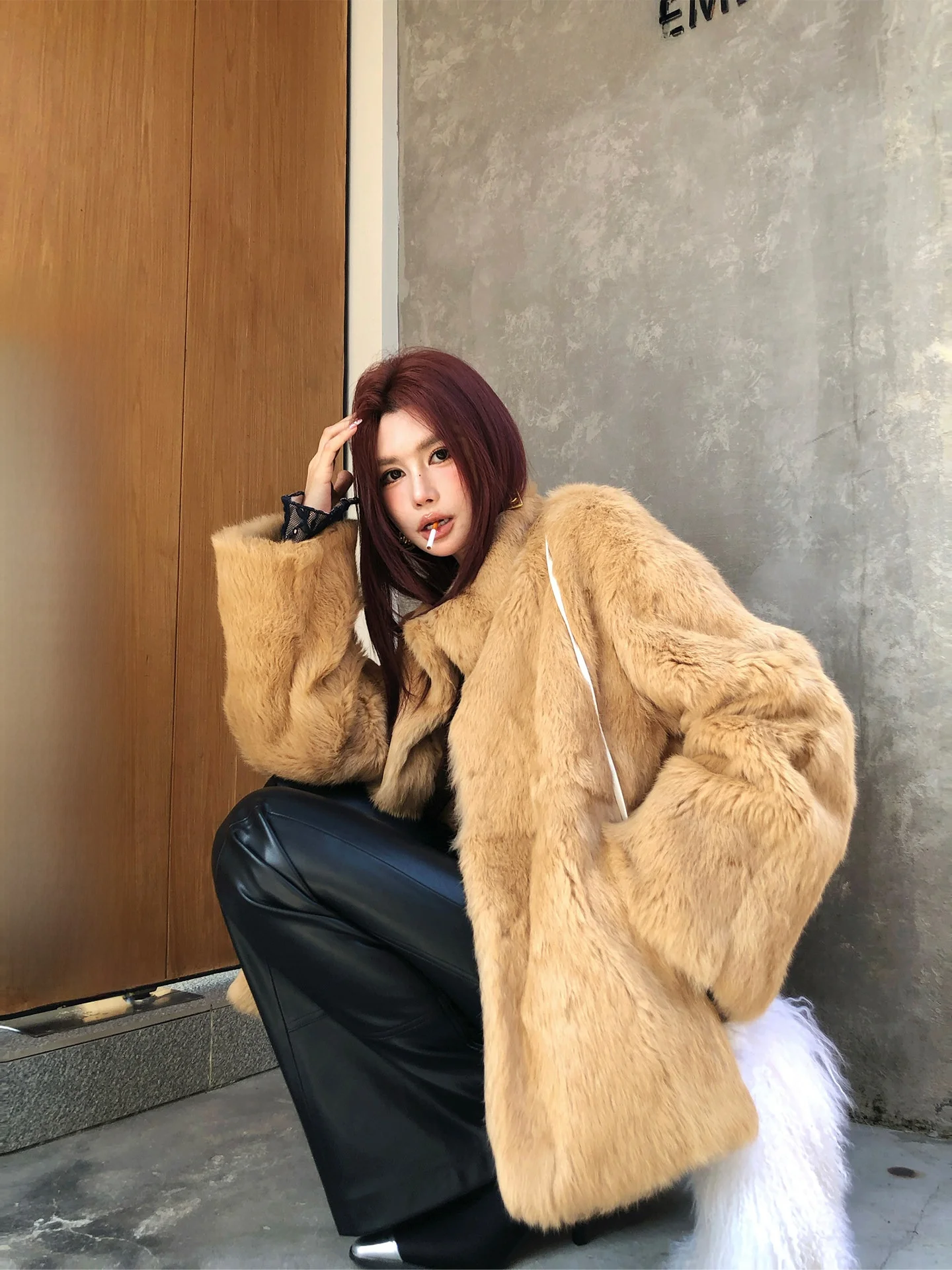 

Женская теплая шуба из искусственного меха кролика, модный повседневный дизайн, средней длины, на молнии, длинная верхняя одежда