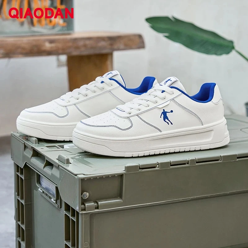 

QIAODAN Мужская непромокаемая обувь для скейтбординга, новинка 2025, модные минималистичные быстросохнущие дышащие повседневные кроссовки QXL0532552R