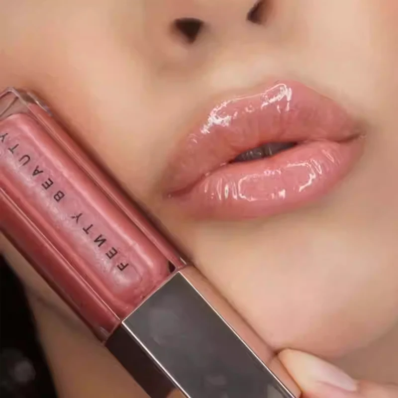 Szminka Sweet Mouth - cień na ustach, który podkreśla naturalne usta, nieklei się i jest długotrwała.