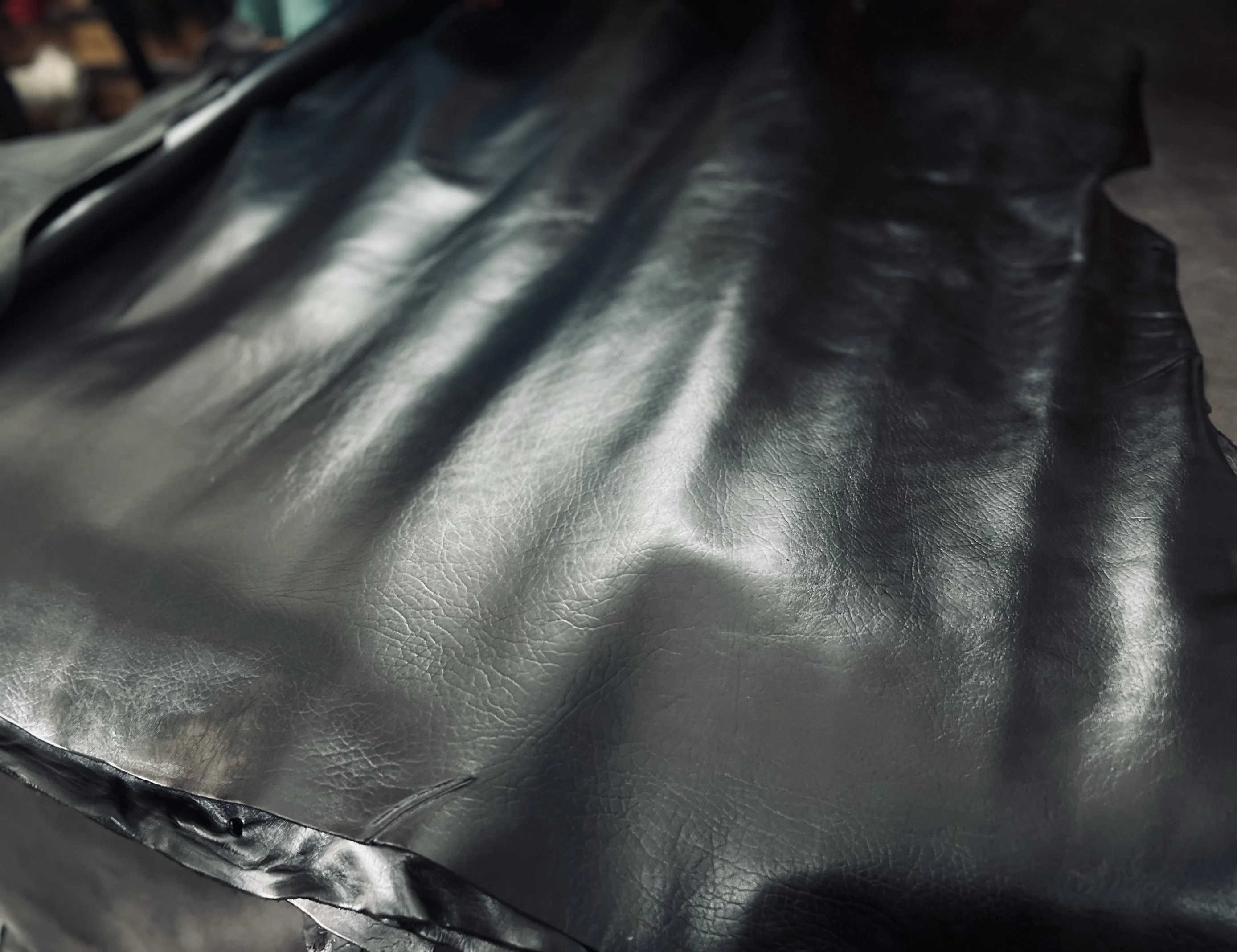 

Italian maryam black horse body vegetable tanned horsehide high oil leather 1.5mm