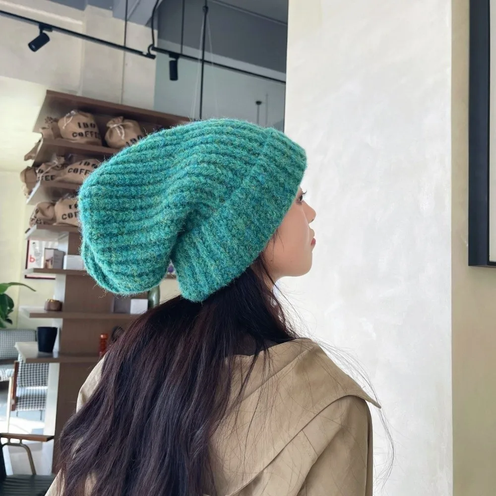 Retro-Mütze mit gemischten Farben und Streifen, hält warm, weiche Strickmütze, verdickte thermische Warmmütze für den Alltag. – Detail 9