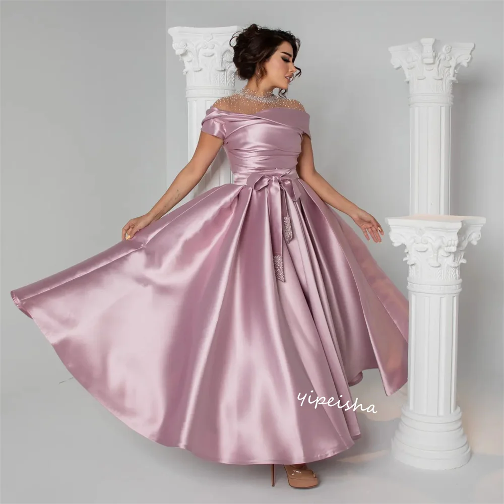 Maßgeschneidertes Jiayigong Sparkle Exquisites Abendkleid aus Satin mit Perlenstickerei, drapierter Falte, Promi-A-Linie, hoher Kragen,