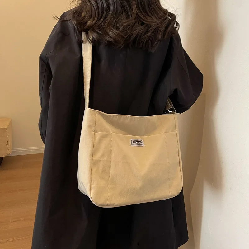 Bolsa de ombro de lona de grande capacidade para mulheres, bolsa tiracolo simples para estudantes, elegante e casual, nova, 2024