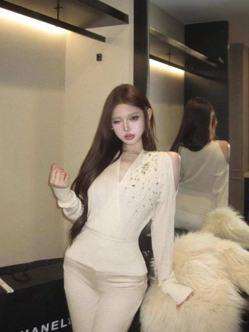 

Heavy Embellied V-Ne Knitted Sweater Women's Long Sve Hollow out Design Autumn Winter Faion Ele Lady Sle Top