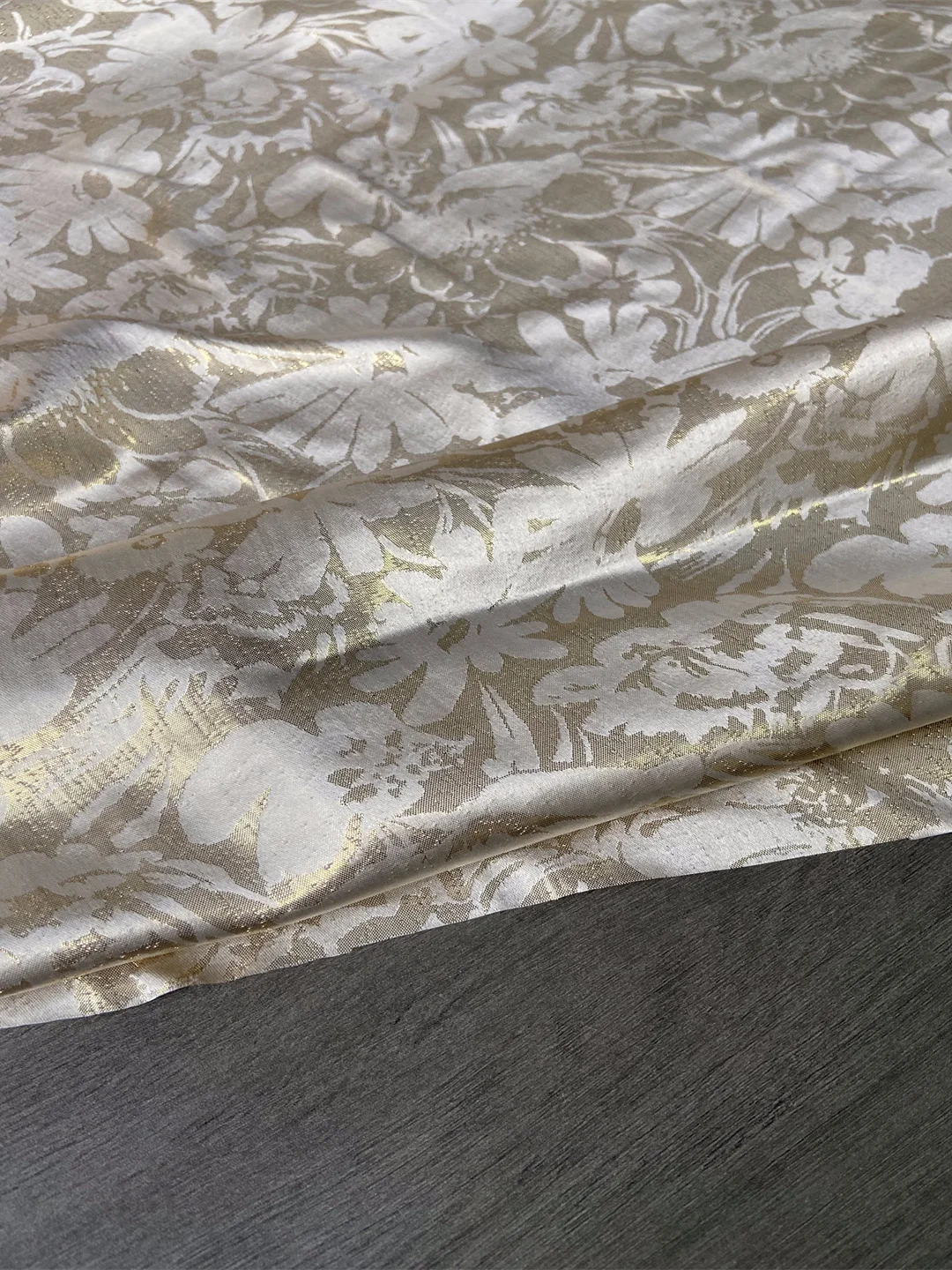 

4 Momme Chinese Sle iny Tead Embroidery Silk Fabric for Spring Autumn Faion s Clothing Materials Handmade DIY