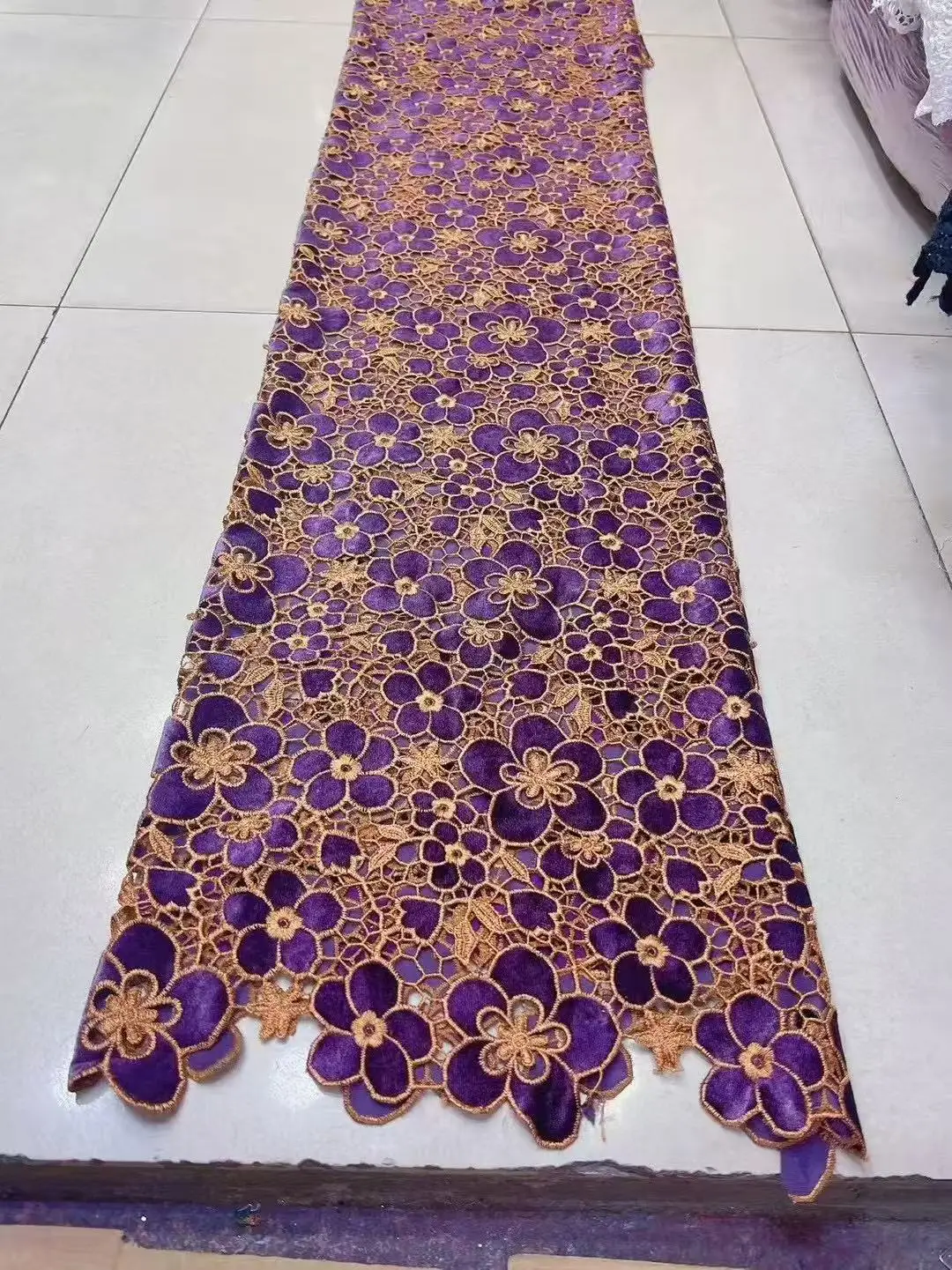 高級ストーン刺繍が施されたアフリカンベルベットレース生地、女性のパーティードレス縫製用の高品質ナイジェリアレース素材