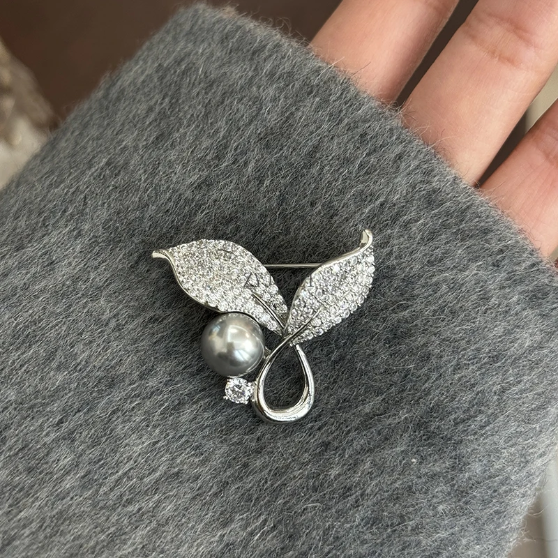 Zirkon-Mikro-Intarsien-Fischschwanz-Brosche mit österreichischen Perlen, Nischendesign, Sinn für leichtes, luxuriöses High-End-Brosche für Damen