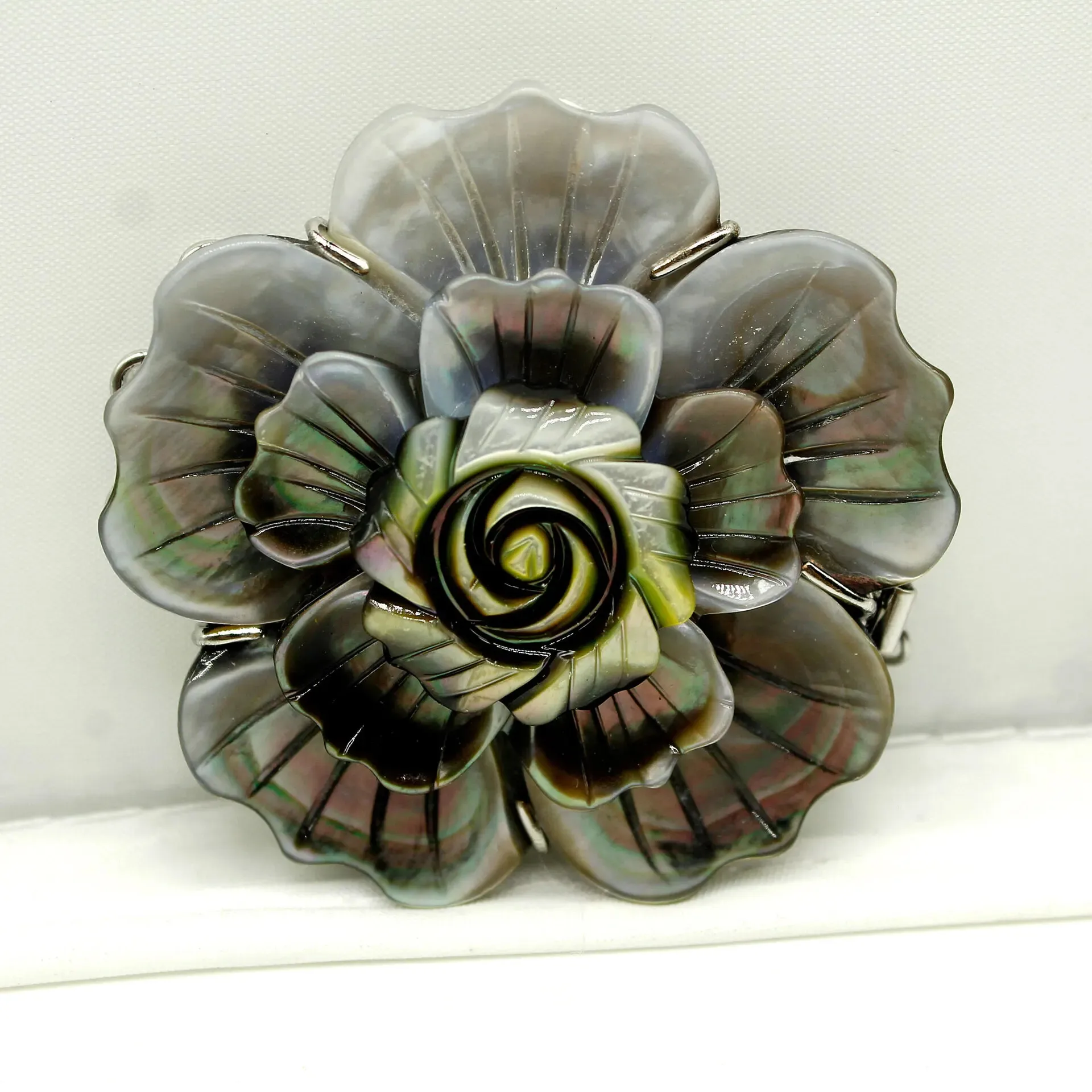 1 Piece More Strings Sea Shell Black White Carved Flower Clasp Hooks Jewellery Connector DIY Making Necklace Accessories
