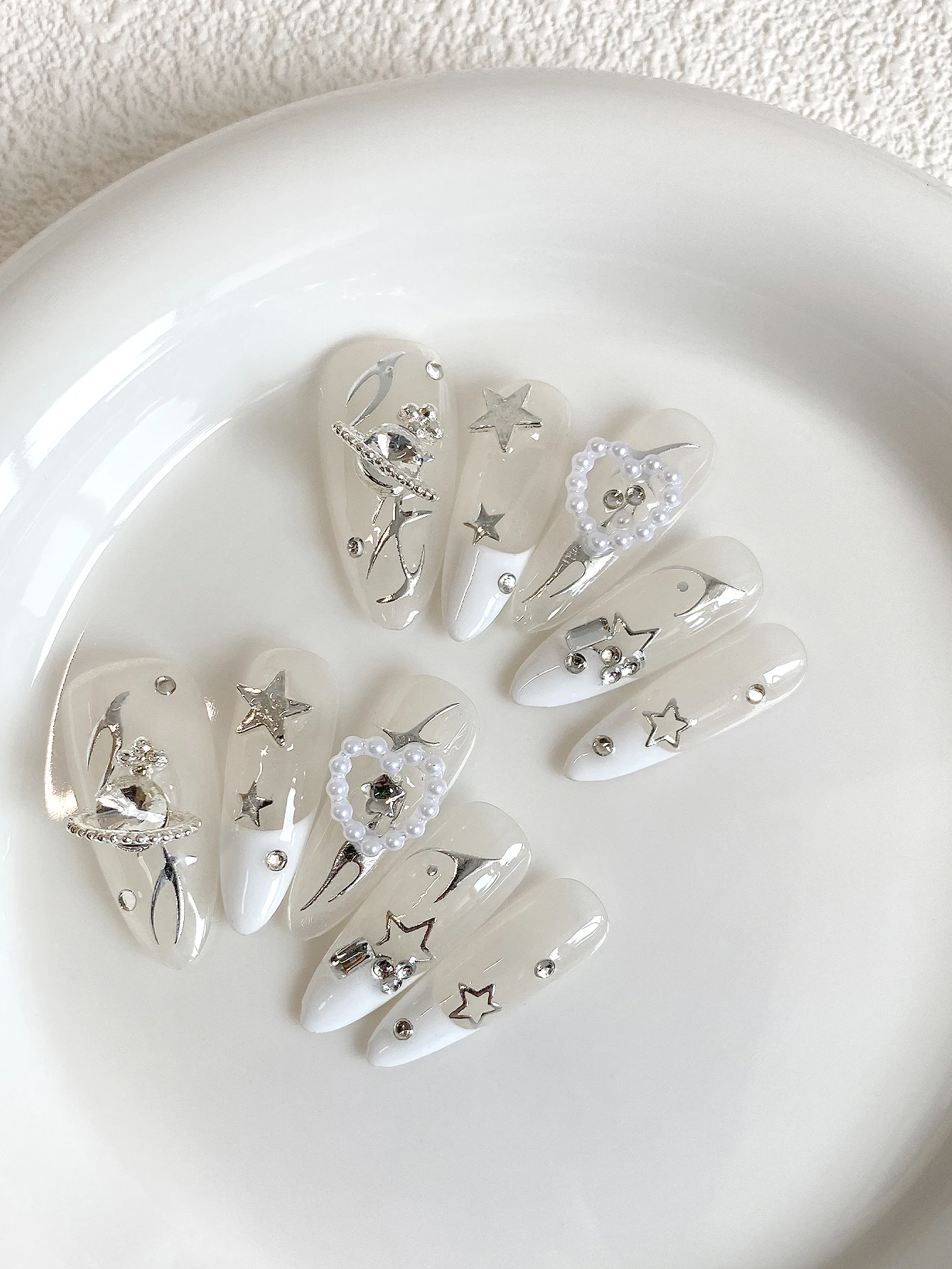 10 piezas de decoraciones plateadas para uñas con diseño de planetas y estrellas al estilo francés, ideales para atuendos de los millennials, citas, salidas, fotos de fiestas y convenciones de cómics, con un estilo única y mágico que las distingue y las hace más exclusivas.