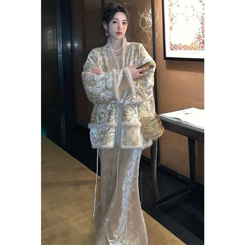 

Новый комплект из хлопковой стеганой куртки и полуюбки в китайском стиле с вышивкой пайеток Qianfeng - это модное индивидуальное пальто.