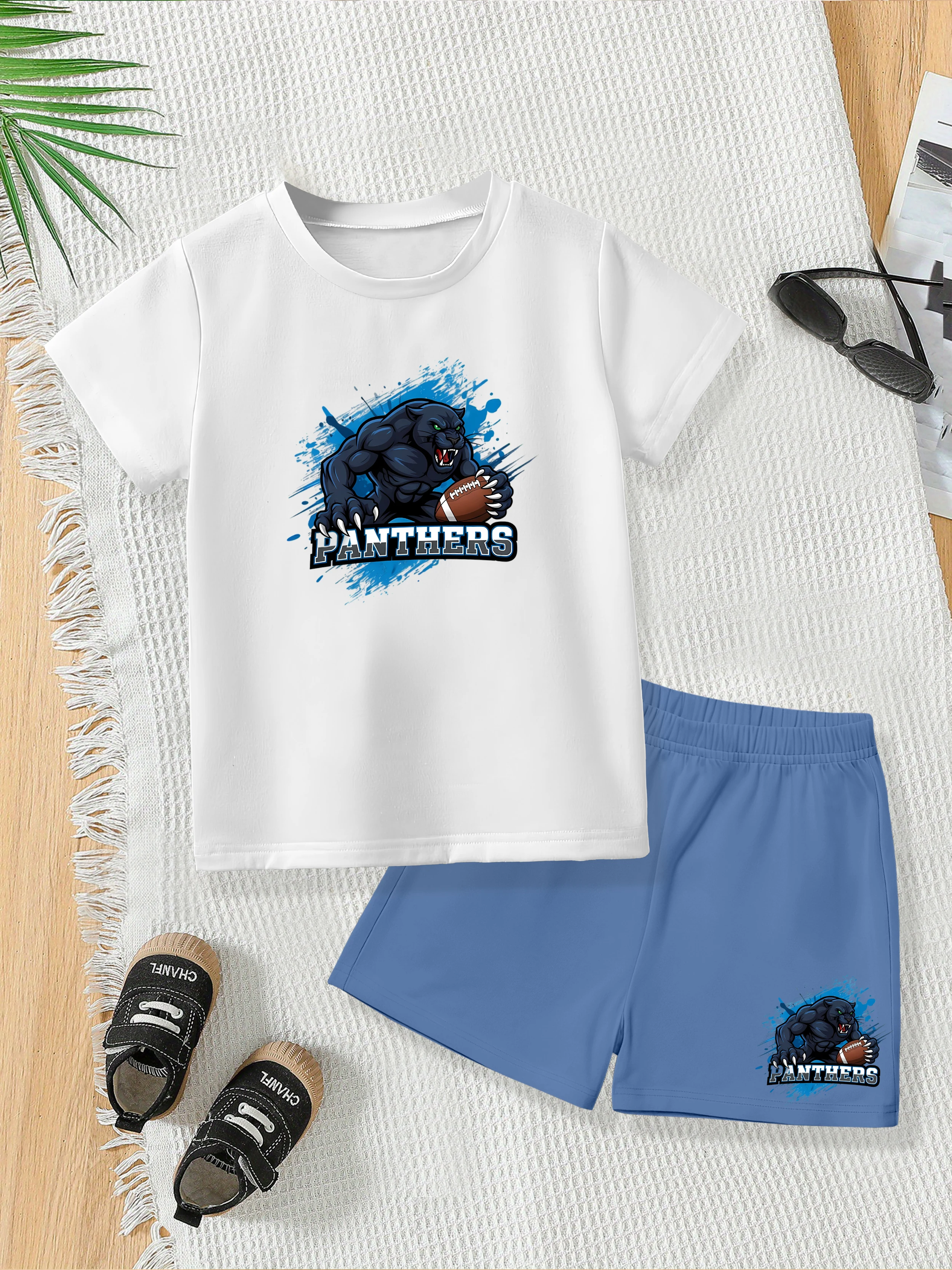 

2 предмета: летний комплект из футболки и шорт для мальчиков Super Bowl с принтом в виде мультяшной пантеры и мяча для регби