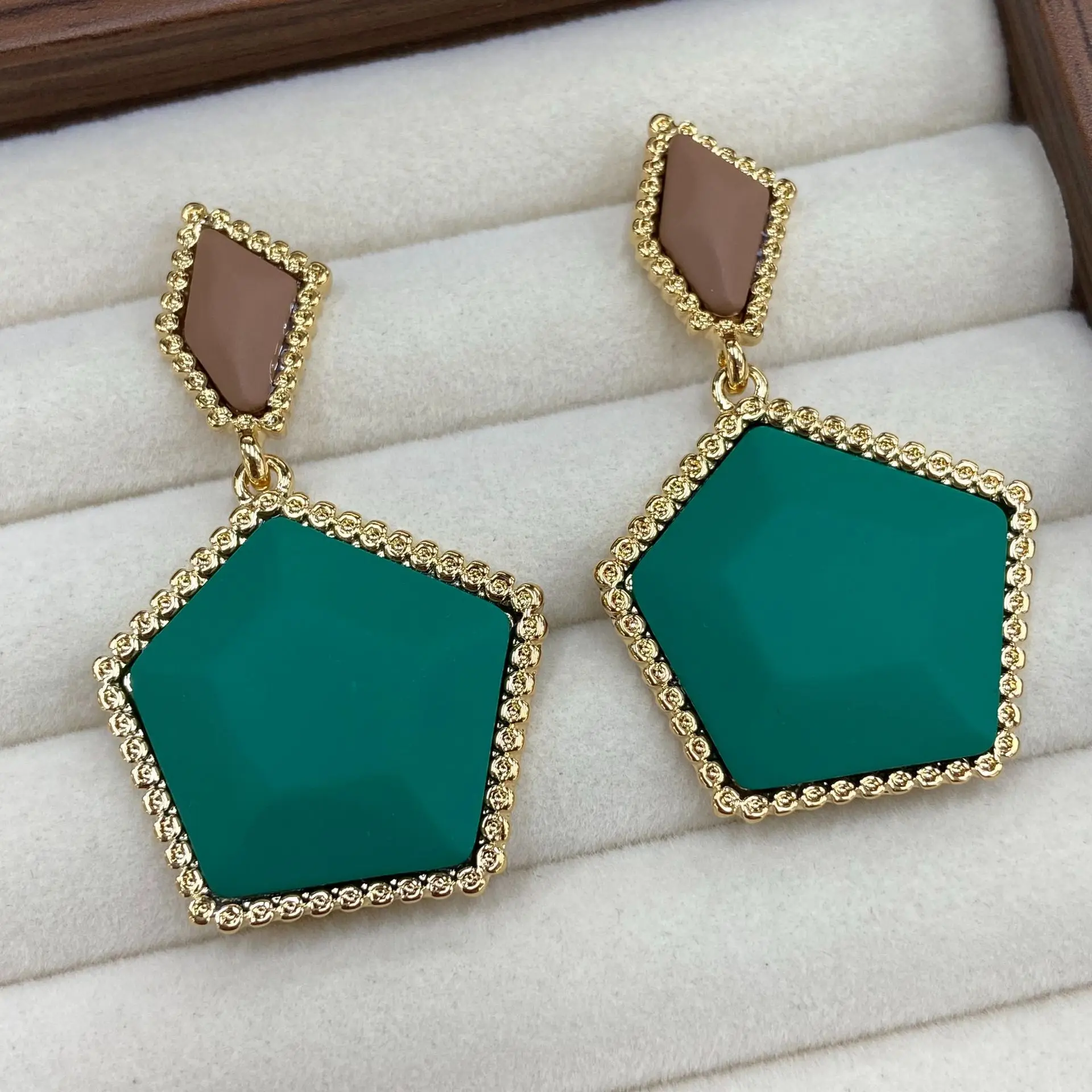 Vintage Contrast Dark Green Diamond Drop Earrings Gold Border Matte Geometric Two-Tone Splicing Earrings Women Light Luxury Eleg