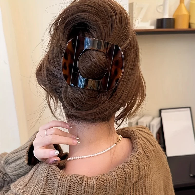 2-teiliges Set einfacher ovaler Haarspangen für Damen, mit einem hochwertigen Gefühl an der Rückseite des Kopfes und einer geraden Klammer. – Detail 4