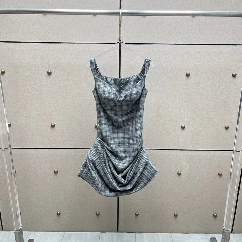 The new retro checkered pleated one-shoulder cinched-waist dress for early spring 2025 features a niche design and a short skirt